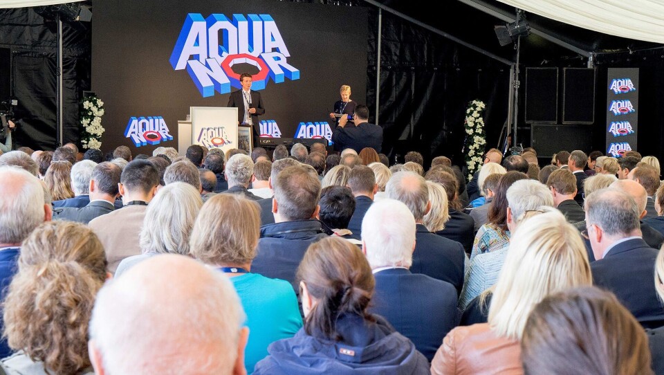 Vinneren mottar prisen på åpningsdagen for årets havbruksmesse 20. august. Messen arrangeres som kjent i Trondheim Spektrum 20. til 23. august. Arkivfoto: Aqua Nor.