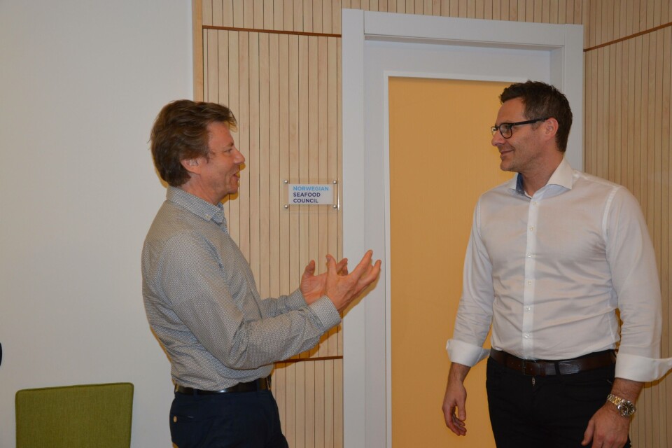 Det er god stemning i Milano, der Trym Eidem Gundersen og Børge Grønbech i Norges sjømatråd diskuterer dagens lakseseminar som skal starte i ettermiddag. Foto: Therese Soltveit. Det er god stemning i Milano, der Trym Eidem Gundersen og Børge Grønbech i Norges sjømatråd diskuterer dagens lakseseminar som skal starte i ettermiddag. Foto: Therese Soltveit.