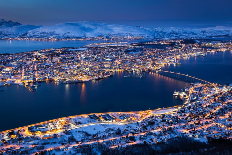 Tromsø kommune har i dag 24 kommersielle matfisktillatelser for laks på tilsammen 23 553 tonn MTB. De fire selskapene som har tillatelser i dag er Lerøy Aurora, NRS Farming, Salmar Farming, og Sjurelv Fiskeopdrett. Nå kan alle på sikt bli tvunget inn i nullutslipssystemer om MDG får det som de vil. Foto: Svien-Magne Tunli.