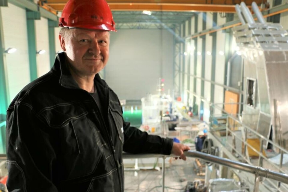 Fra toppen av et av nybyggene har verftdirektør Bård Meek Hansen god utsikt over verft og dokk, og sier til Kyst.no at de har stor aktivitet i produksjonen og mange nye spennende prosjekter med tanke på batterielektriske fartøy. Foto: Sigbjørn Larsen/Skipsrevyen.no