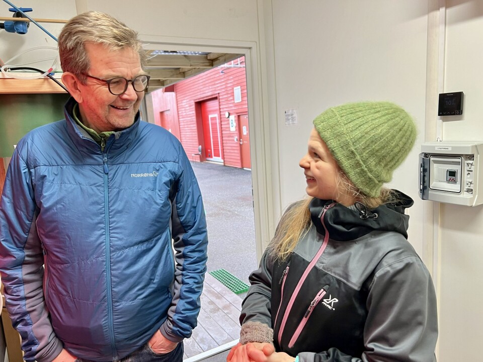 Gode diskusjonar: Lite får fram forskar-smila som ein tur inn på labben. Øivind og Signe gler seg over ny kunnskap om børstemarken. Foto: Stine Hommedal/HI Gode diskusjonar: Lite får fram forskar-smila som ein tur inn på labben. Øivind og Signe gler seg over ny kunnskap om børstemarken. Foto: Stine Hommedal/HI