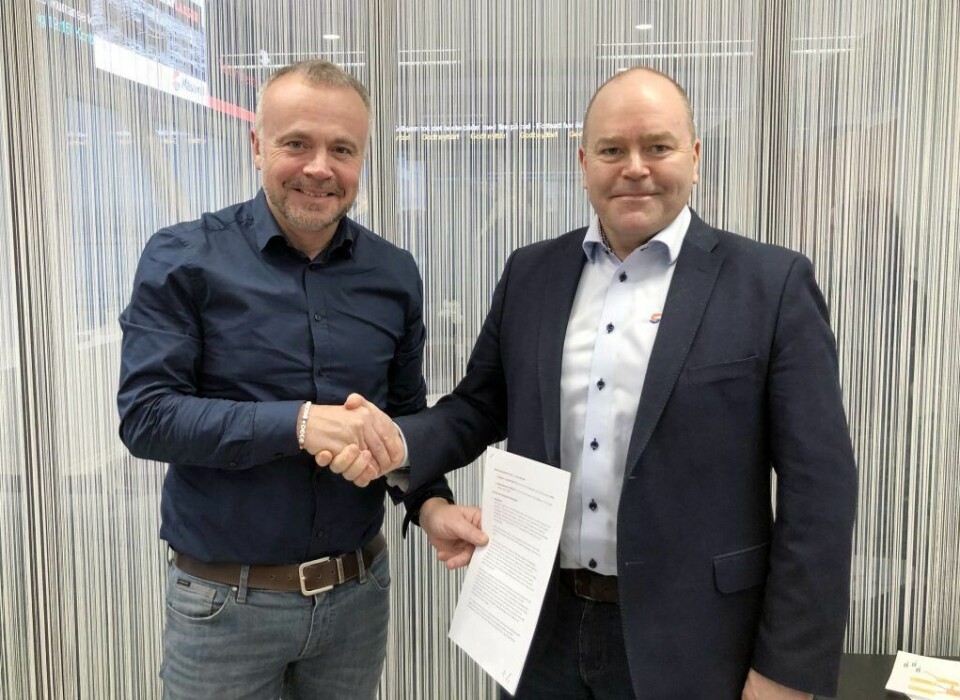 Ordfører Kjell Neergaard og administrerende direktør i Måsøval Fiskeoppdrett, Asle Rønning, har signert en samarbeidsavtale om visningssenter på Campus Kristiandsund. Foto: Tore Lyngvær/Kristiansund kommune