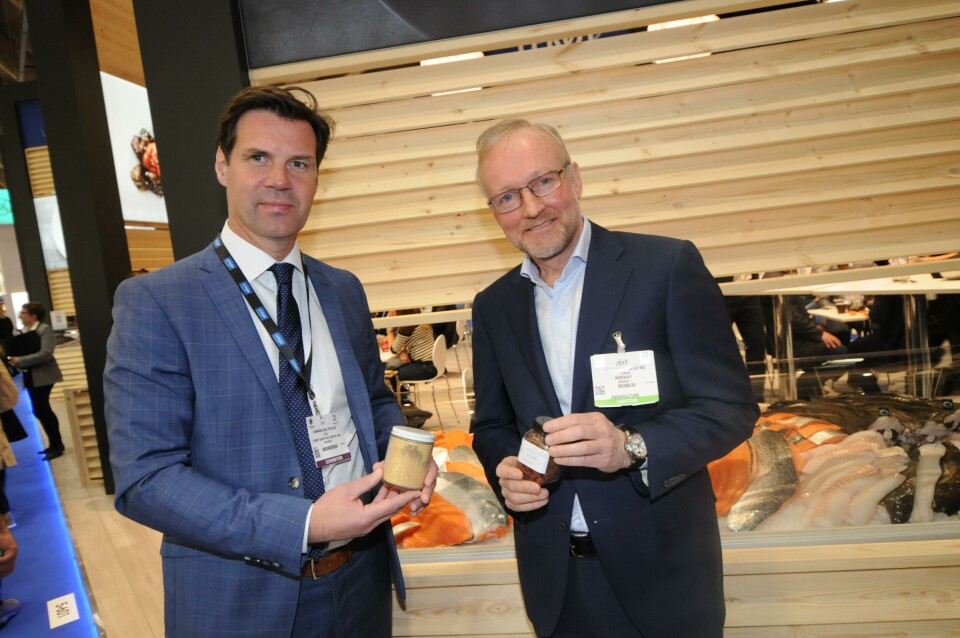 Konsernsjef i Lerøy Seafood, Henning Beltestad og visepresident for Nordsjøområdet i Biomar, Jan Sverre Røsstad viser frem mel og fôr som er laget ved hjelp av alger. Foto: Pål Mugaas Jensen.