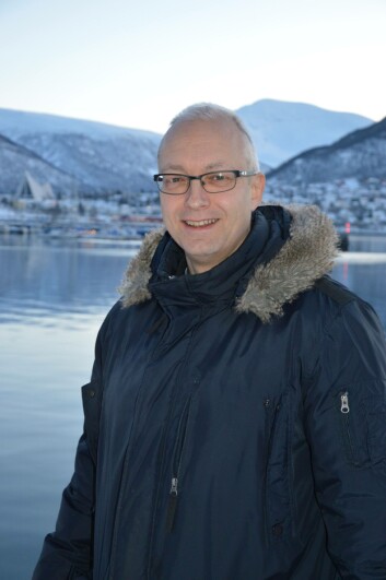 Paul Aandahl, analytiker i sjømatrådet foran kystens hus i Tromsø. Foto: Therese Soltveit.