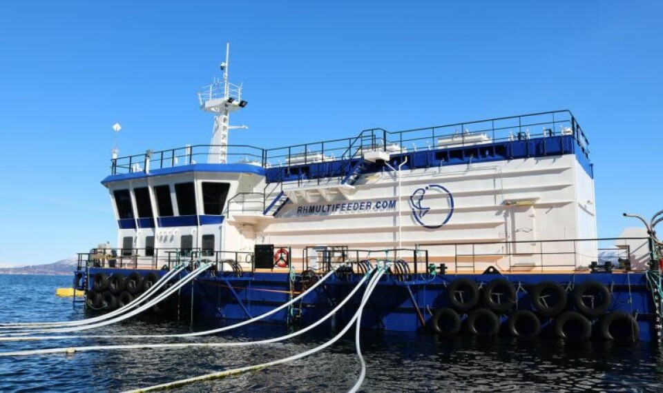 Flåter tas i bruk for å lette arbeidet. Selskapene i Salten Aqua-gruppen står samlet om ny teknologi og mer miljøvennlig driftsform. Foto: Lars Antonsen, Designia.