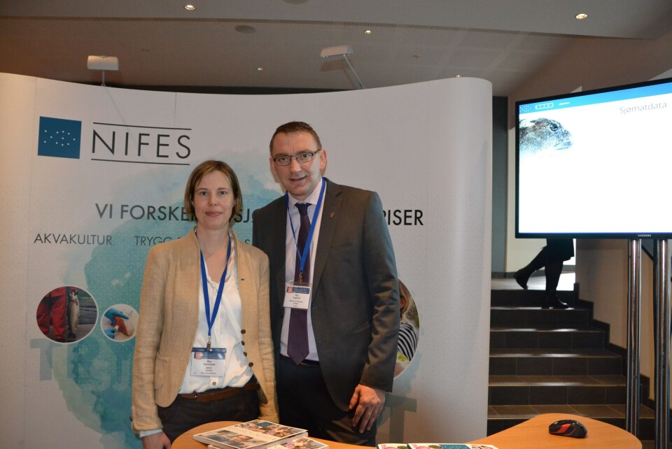 Rita Hannisdal prosjektleder for et overvåkningsprogram for uønskede stoffer i oppdrettsfisk hos NIFES og statssekretær Roy Angelvik lanserte nye Sjømatdata under NASF 2017. Foto: Linn Therese Skår Hosteland.