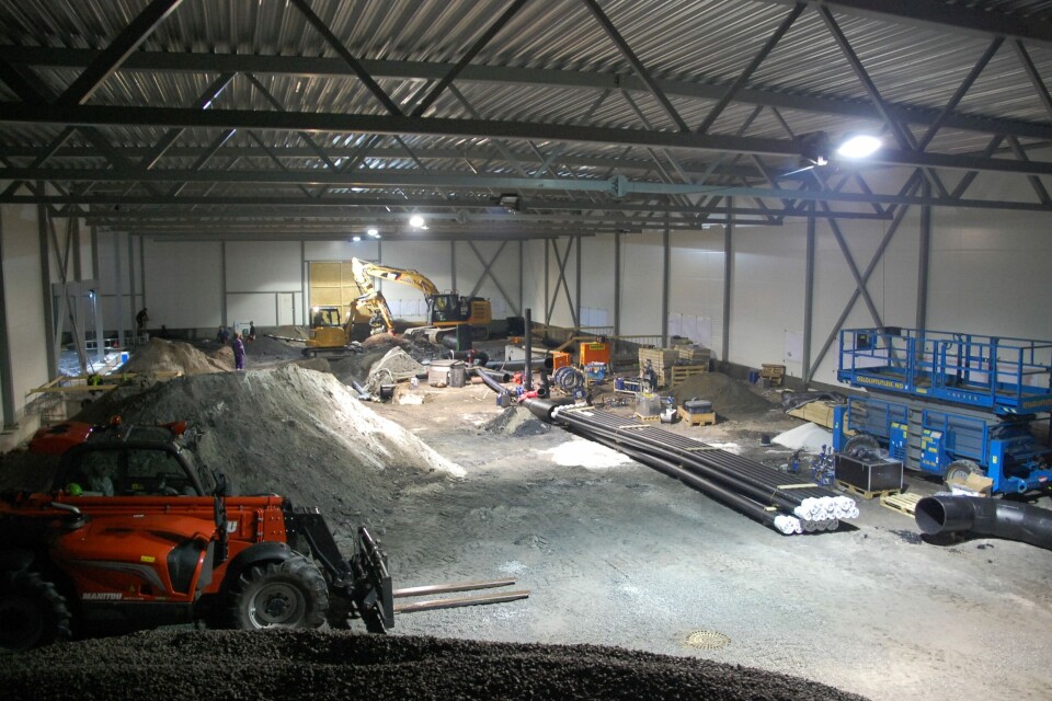 Her ser du arbeidet som pågår inne i hall G. Hallen består av klekkeri, startfôring og påvekstavdeling. Bildet er tatt fra enden av påvekstavdelingen og ned mot teknisk rom/fôrlager. Foto: Sisomar.