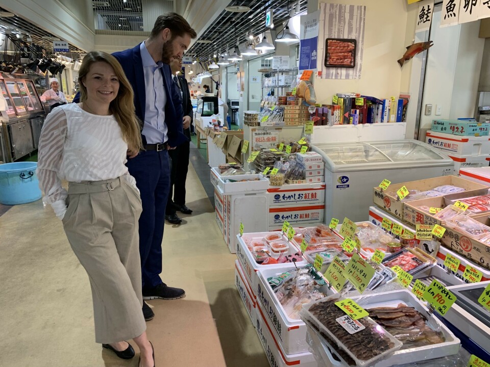Japanerne har 400 ulike sjømatarter å velge mellom på markedet. Derfor er det viktig å fremheve den norske laksen for laksekampanjens prosjektleder Mia Sætre Bernhardesen og fiskeriutsending Gunvar L. Wie. Foto: Norges Sjømatråd
