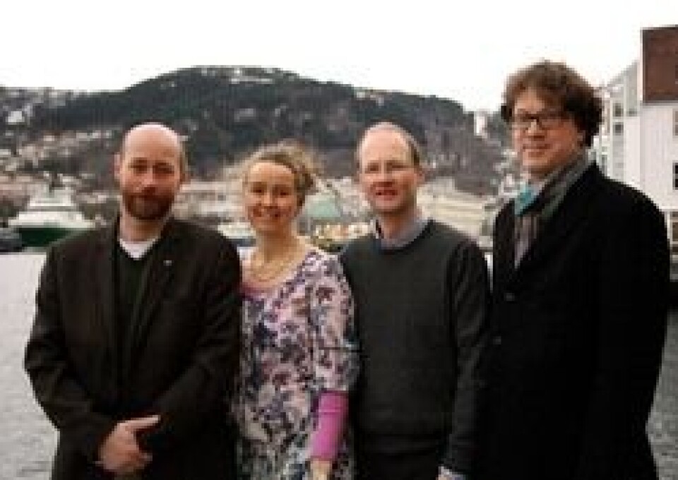 SAMARBEID: Prosjektgruppen består av (f.v) Livar Frøyland og Ingvild Eide Graff fra NIFES, Gunnar Mellgren fra klinisk institutt2 ved UiB og Kjell Morten Stormark ved RKBU Vest Uni-helse/UiB. Foto: Nifes.
