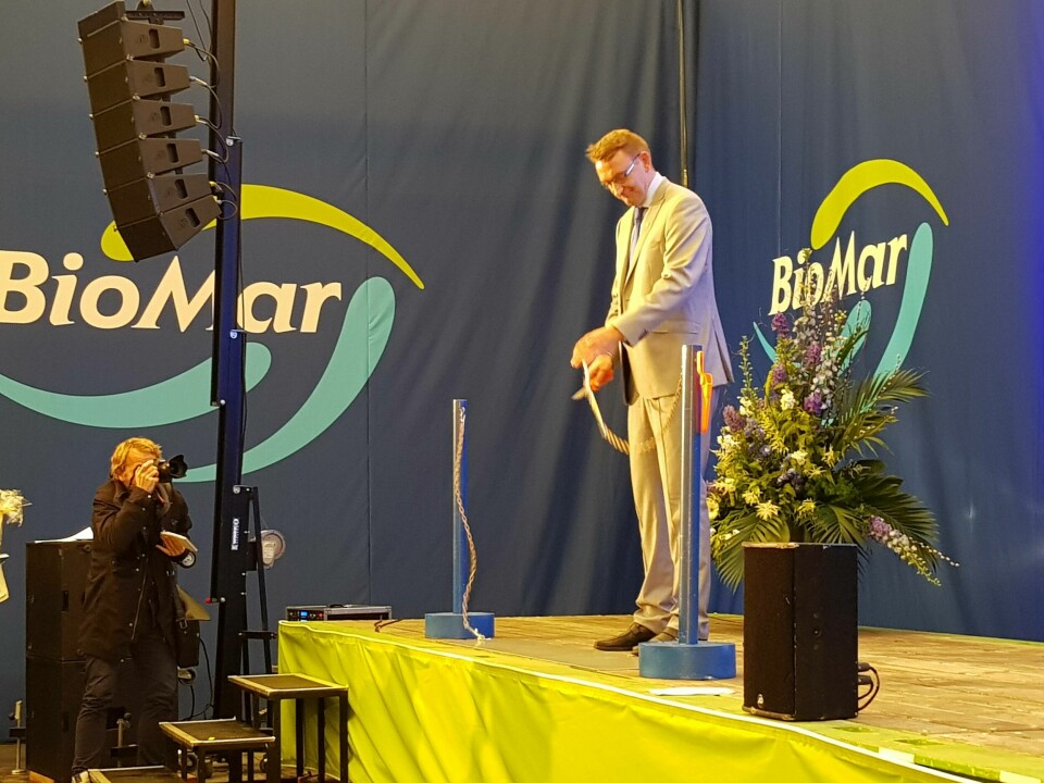 Roy Angelvik klippet snoren under åpningen av Biomar sin Linje 3 ved fabrikken på Karmøy. Foto: Gustav-Erik Blaalid..