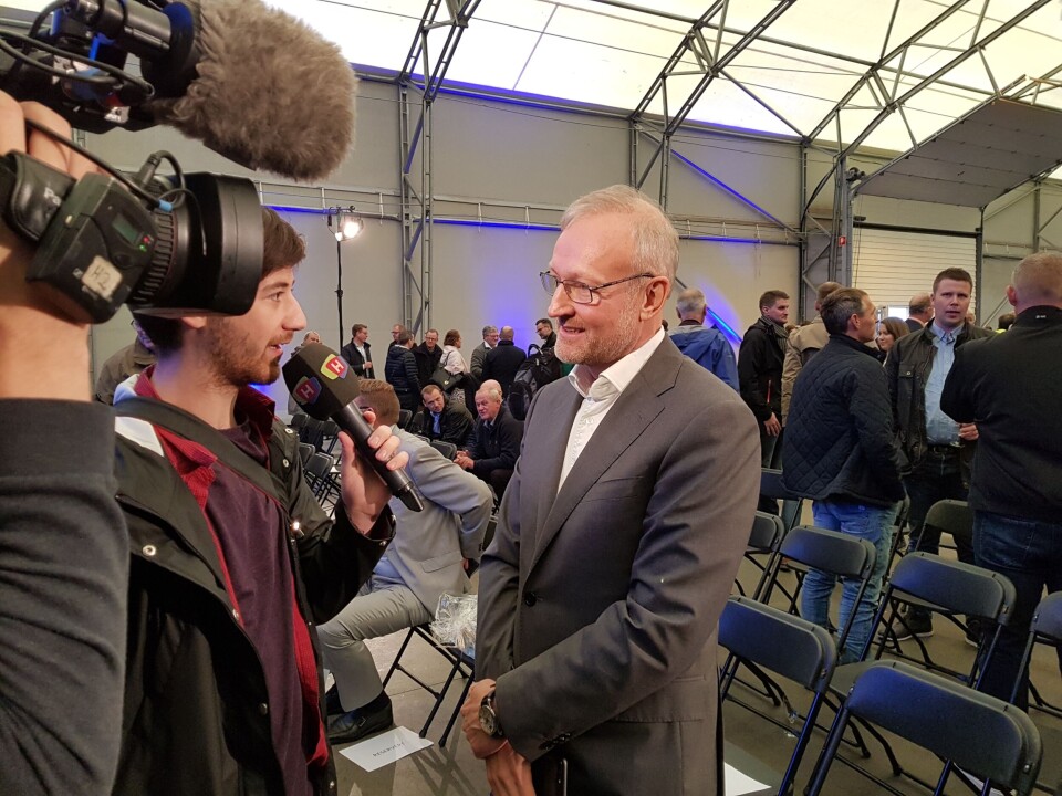Jan Sverre Røsstad var svært fornøyd med kapasitetsutvidelsen ved fôrfabrikken på Karmøy, og fikk stor interesse fra media. Foto: Gustav-Erik Blaalid.