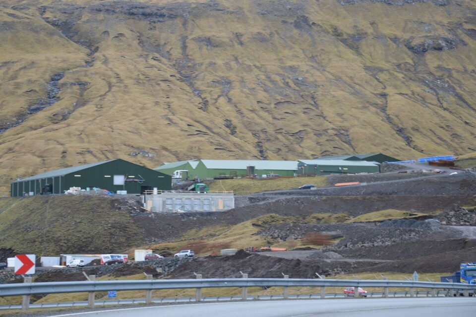 Smoltproduksjonen til Hiddenfjord skjer på Fútaklettur på Færøyene. På produksjonsområdet gjør de nå flere store utbygginger. Foto: Therese Soltveit.