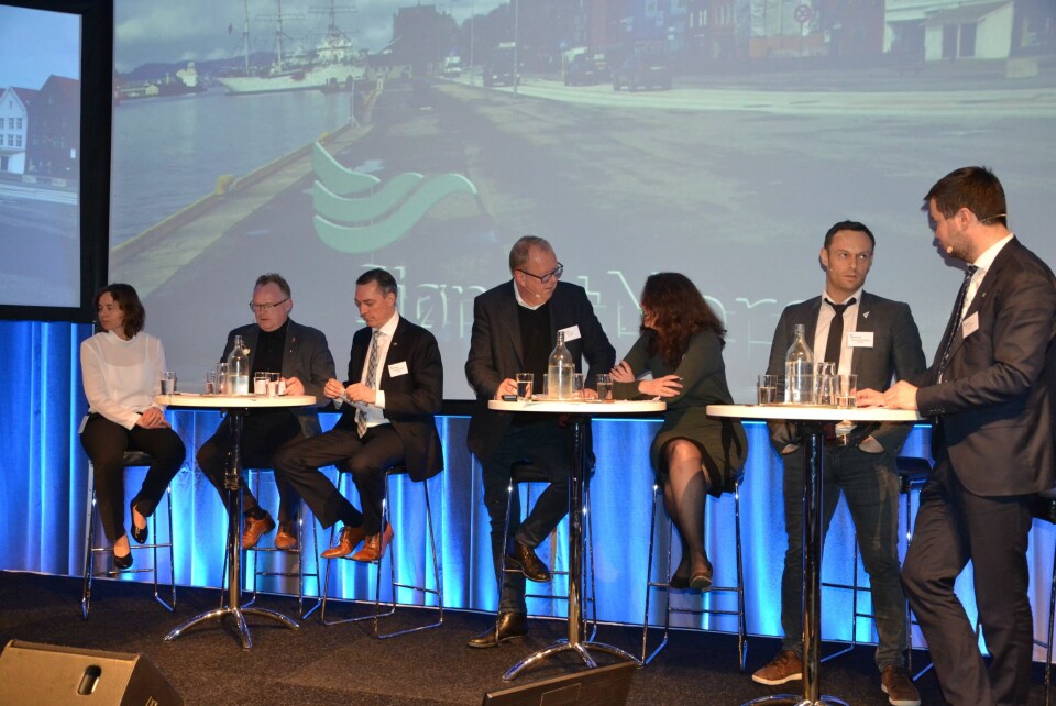 Paneldebatt på Sjømat Norges årskonferanse. Styreleder i Sjømat Norge Inger-Marie Sperre, Fiskeriminister Per Sanderg (Frp), Frank Bakke-Jensen (H), Pål Farstad (V) , Ingrid Heggø (Ap), Torgeir Knag Fylkesnes (SV) og Geir Pollestad (Sp). Foto: Linn Therese Skår Hosteland. Paneldebatt på Sjømat Norges årskonferanse. Styreleder i Sjømat Norge Inger-Marie Sperre, Fiskeriminister Per Sanderg (Frp), Frank Bakke-Jensen (H), Pål Farstad (V) , Ingrid Heggø (Ap), Torgeir Knag Fylkesnes (SV) og Geir Pollestad (Sp). Foto: Linn Therese Skår Hosteland.