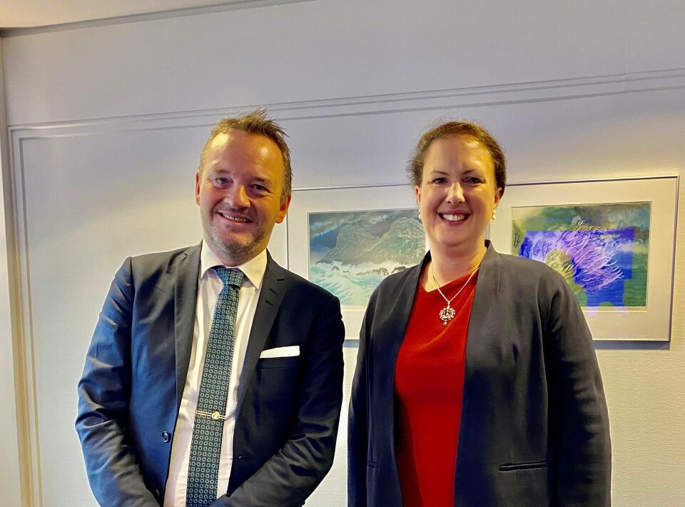 F.v. Adm dir i Sjømat Norge Geir Ove Ystmark og den britiske statsråden Victoria Prentis. Foto: Sjømat Norge.