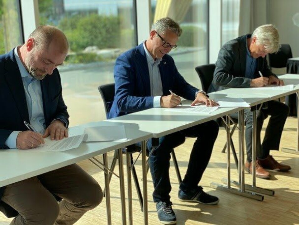 Avtalen om OPS Sjømat ble signert i Trondheim torsdag. F.v. Robert Eriksson, administrerende direktør Sjømatbedriftene, Odd Emil Ingebrigtsen, fiskeri- og sjømatminister og Jon Arne Grøttum, leder styringsgruppen for OPS Sjømat.