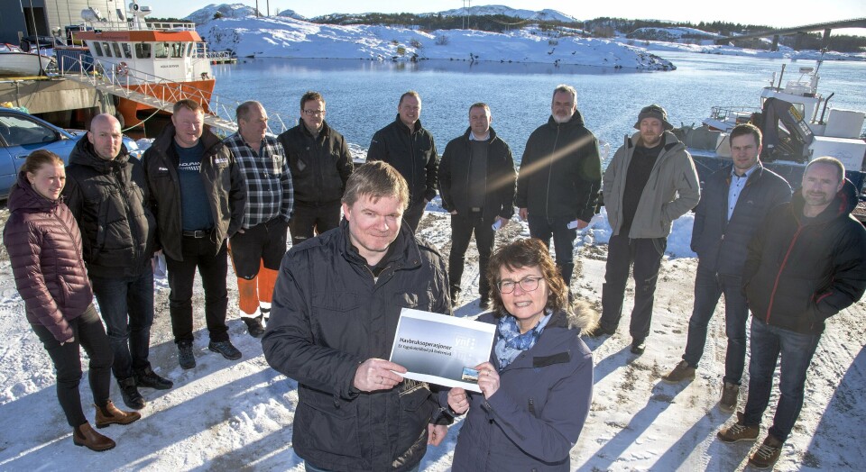 Administrativ leder Marit F. Stovner og faglig leder Kåre Kvaløy ved Ytre Namdal fagskole har et bredt havbruksmiljø i ryggen med det nye studietilbudet. Fra venstre Elin Williksen (SalmoNor), Elling Bøkestad (SalmoNor), Frank Øren (Midt-Norsk Havbruk), Arve Haugerøy (Nærøysund Aquaservice), Per Helge Karlsen (Nærøysund Aquaservice), Freddy Johansen (KB Dykk), Oddleif Wigdahl (Norsk Fisketransport), Knut Storø (Norsk Fisketransport), Harry Sørø (SinkabergHansen), Frode Lauritzen (SinkabergHansen) og Per Johan Rauø (Nærøysund Aquaservice). Foto: Tom Lysø.