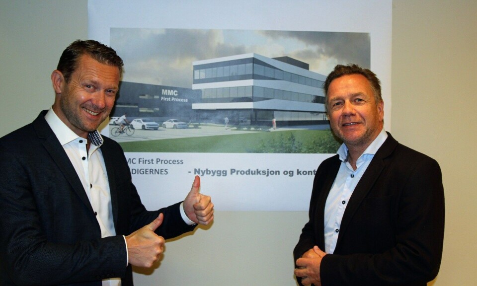 Fra venstre: Petter Leon Fauske, administrerende direktør for MMC First Process AS og Geir Johan Bakke, administrerende direktør for Havyard Group ASA. Bildet i bakgrunnen en 3D tegning av hvordan det nye anlegget vil se ut. Foto: MMC First Process