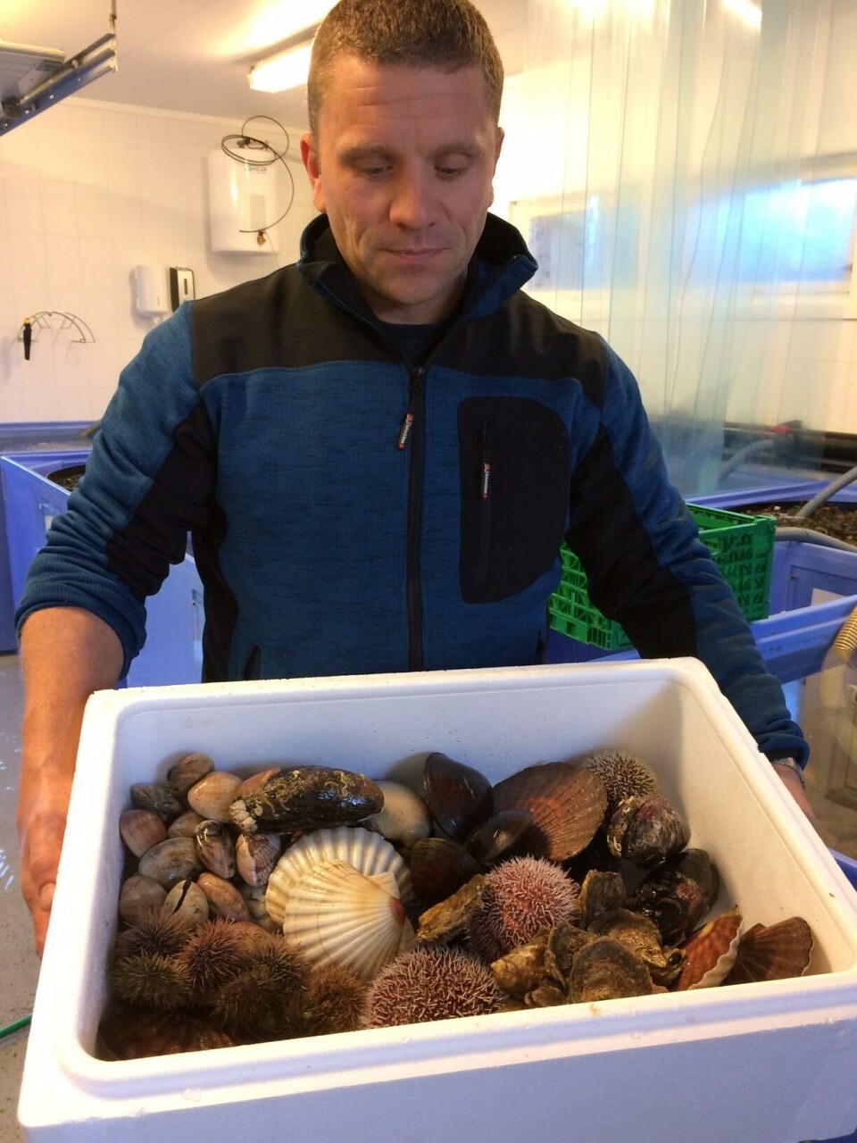 Produktsjef i Scalmarin, Knut Magnus Persson holder frem litt av hva selskapet kan tilby. Foto: Thorolf Magnesen.
