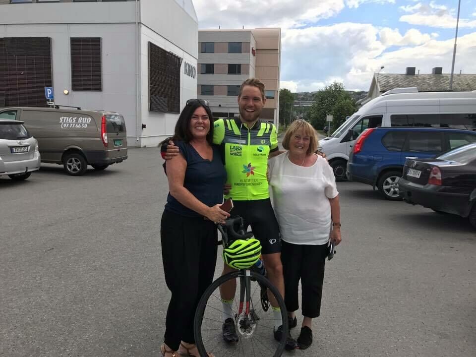 Robin Halsebakk fikk en flott mottakelse i Kirkenes av mor Anita Halsebakk og mormor Norun Mek. Foto: Norges Sjømatråd.