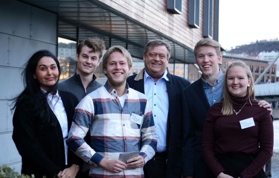 Vinnergruppen sammen med fiskeriministeren. Klikk for større bilde. Foto: Sett Sjøbein.