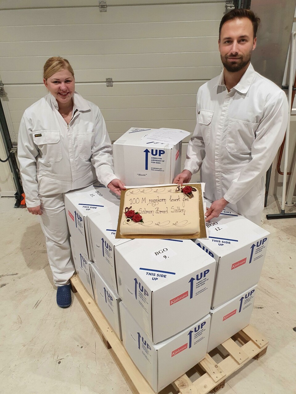 Kristian Sørmo, produksjonsleder og Zane Minzare, leder for rogneriet hos SalmoBreed Salten med rognkassene som står klar med rognkorn 100 millioner. Bildet ble tatt ved avgang fra Sørfjorden den 14.09.20