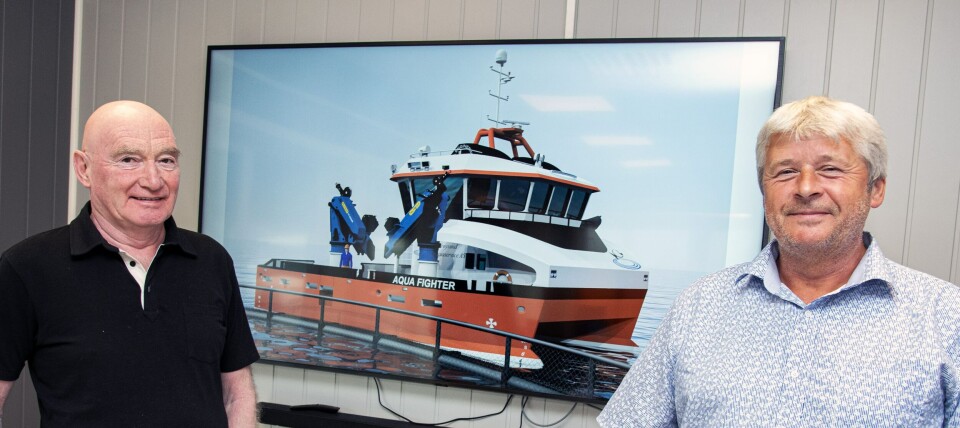 Tirsdag ble avtalen mellom Ove Amdam (til venstre) fra Salthammer og Brynjar Karlsen i Nærøysund Aquaservice landet. Høsten 2021 skal den brede stålkatamaranen «Aqua Fighter» leveres (Illustrasjon båt: Tomra Engineering).