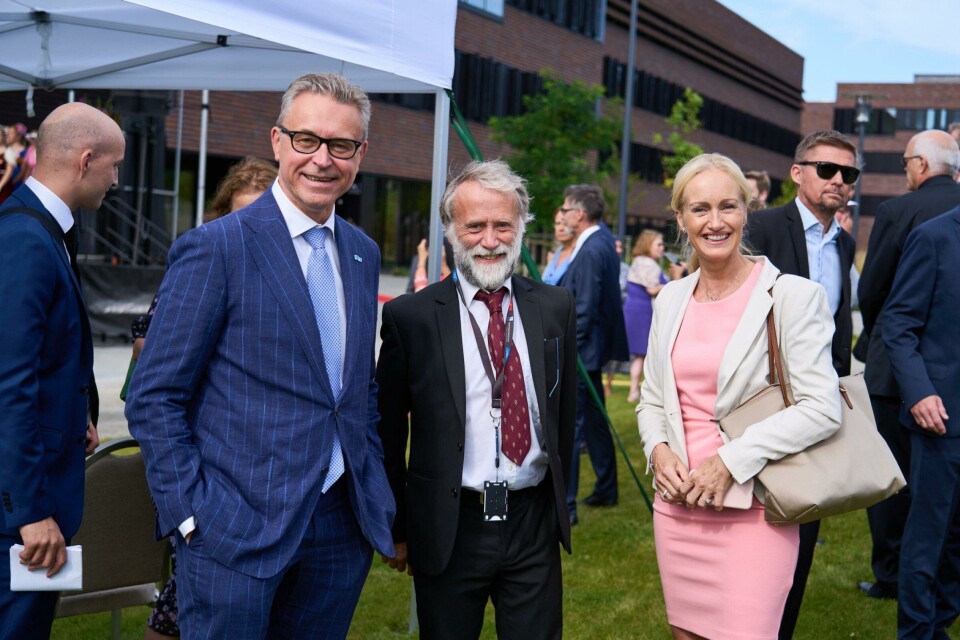 Fra åpningen av Veterinærinstituttets nye bygg på Ås: Odd Emil Ingebrigtsen, fiskeri- og sjømatminister, Edgar Brun, avd. dir. fiskehelse ved Veterinærinstituttet og Torill Moseng, adm. dir. ved Veterinærinstituttet. Foto: Eivind Røhne Fra åpningen av Veterinærinstituttets nye bygg på Ås: Odd Emil Ingebrigtsen, fiskeri- og sjømatminister, Edgar Brun, avd. dir. fiskehelse ved Veterinærinstituttet og Torill Moseng, adm. dir. ved Veterinærinstituttet. Foto: Eivind Røhne