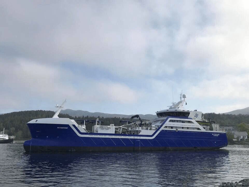 Ro Fortune er en del av en serie brønnbåter som har et unikt design som skal gjøre fartøyene lett gjenkjennelige på sjøen. Her ser du brønnbåten ute på testtur 15 mai. Foto: Rostein. Ro Fortune er en del av en serie brønnbåter som har et unikt design som skal gjøre fartøyene lett gjenkjennelige på sjøen. Her ser du brønnbåten ute på testtur 15 mai. Foto: Rostein.