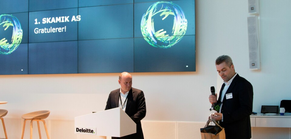 Daglig leder Geir Skarstad (til høyre) takker for prisen som viser at SkaMik AS er det raskest voksende teknologiselskapet i Norge. Foto: Deloitte.