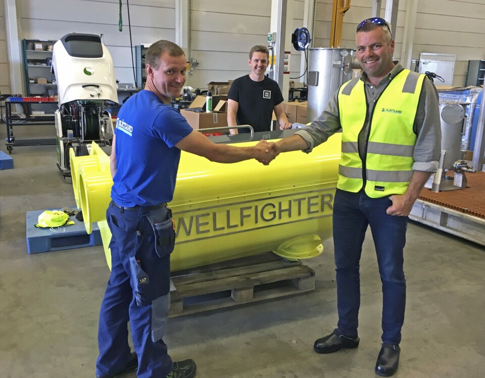 Den nye avlusingsenheten Wellfighter fra SkaMik er utviklet i samarbeid med Slåttland Group og HUGG. Her daglig leder Geir Skarstad (til høyre) sammen med produksjonssjef Karl Martin Ruggli. Prosjektingeniør Andreas Riseng hos SkaMik i midten. Foto: SkaMik