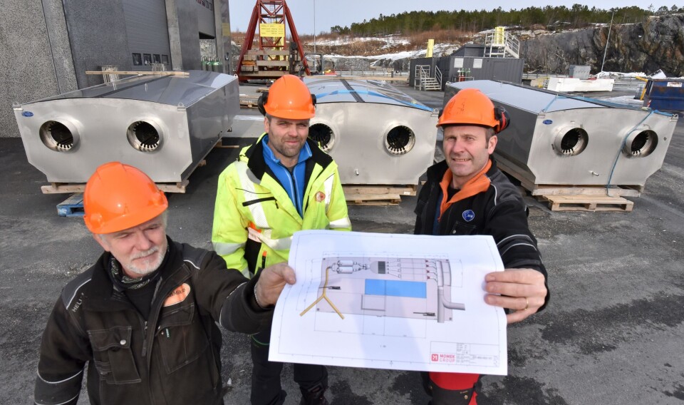 – En fra grunnen tilpasset og selvdrevet flåte vil løfte brukervennlighet og fleksibilitet for vår mekaniske avluser. Det sier daglig leder Geir Skarstad (midten) sammen med produksjonslederne Frode Mikalsen (til venstre) og Ole Jakob Måøy ved verkstedet i Ottersøy. Den første flåten leveres i mai. Foto: Tom Lysø. – En fra grunnen tilpasset og selvdrevet flåte vil løfte brukervennlighet og fleksibilitet for vår mekaniske avluser. Det sier daglig leder Geir Skarstad (midten) sammen med produksjonslederne Frode Mikalsen (til venstre) og Ole Jakob Måøy ved verkstedet i Ottersøy. Den første flåten leveres i mai. Foto: Tom Lysø.