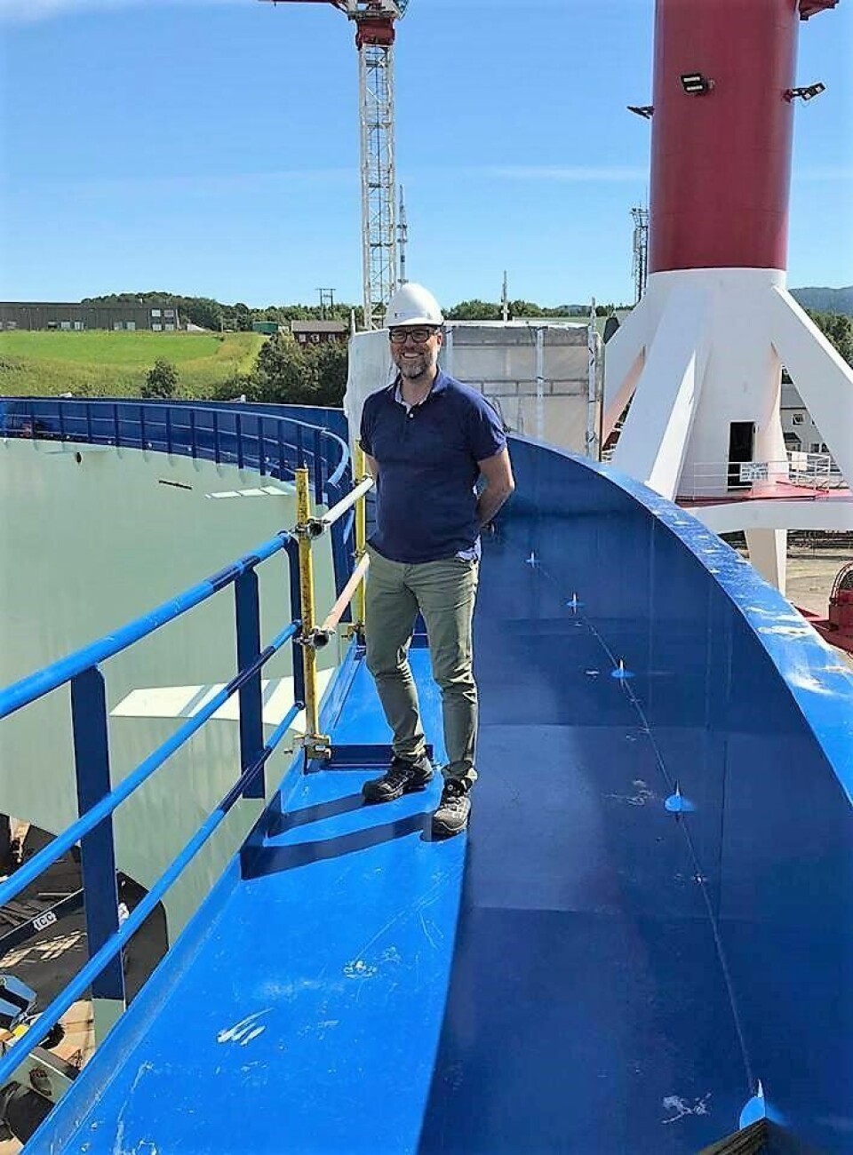 Prosjektleder Steingrim Holm sier de nå gjør viktige og kritiske uttestinger på merden, før den skal leveres om få dager. Foto: Midt-Norsk havbruk Produksjon AS.