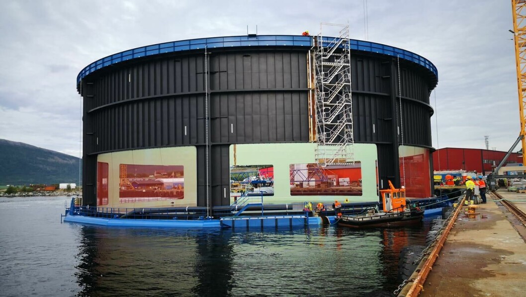 Aquatraz-merden er nå sjøsatt og det gjøres flere tester på verftet før den skal leveres om få dager. Foto: Seafarming Systems.