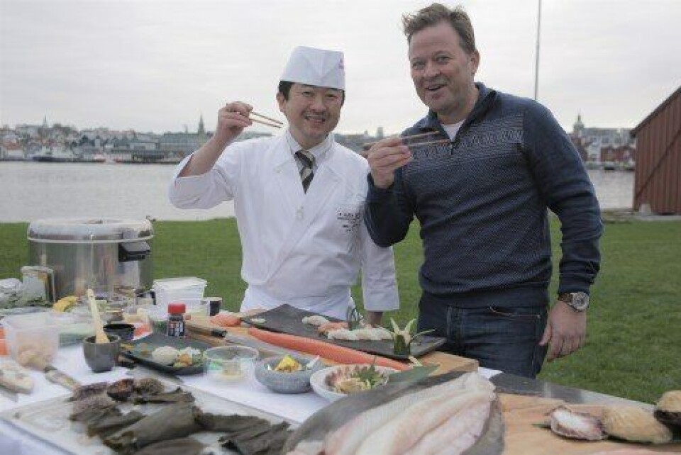 Arne Hjeltnes leder programmet «Rå fisk og sylskarpe knivar». Foto: Norges Sjømatråd.