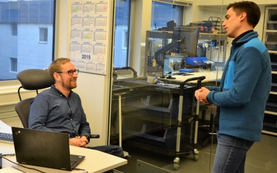 Torstein og Sigve diskuterer nye teknologiløsninger. Klikk for større bilde. Foto: Therese Soltveit/Kyst.no.