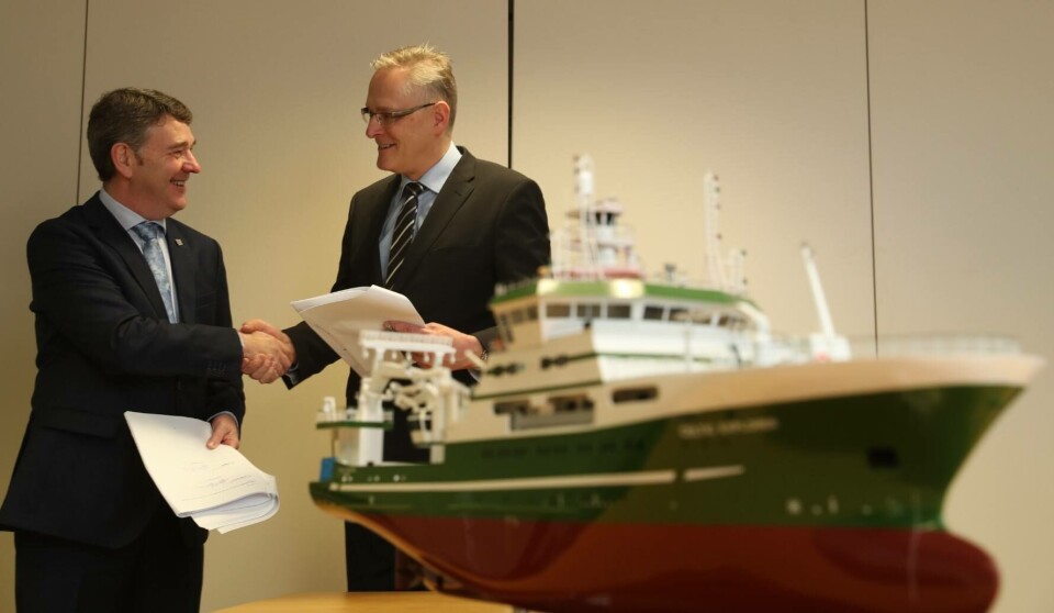 Bildet viser Dr Peter Heffernan, CEO Marine Institute og Hans Ove Holmøy, CEO Skipsteknisk AS som markerer signeringen av kontrakten. I forgrunnen forskningsskipet «Celtic Explorer» som Skipsteknisk tidligere har designet for Marine Institute. Foto: Skipsteknisk.
