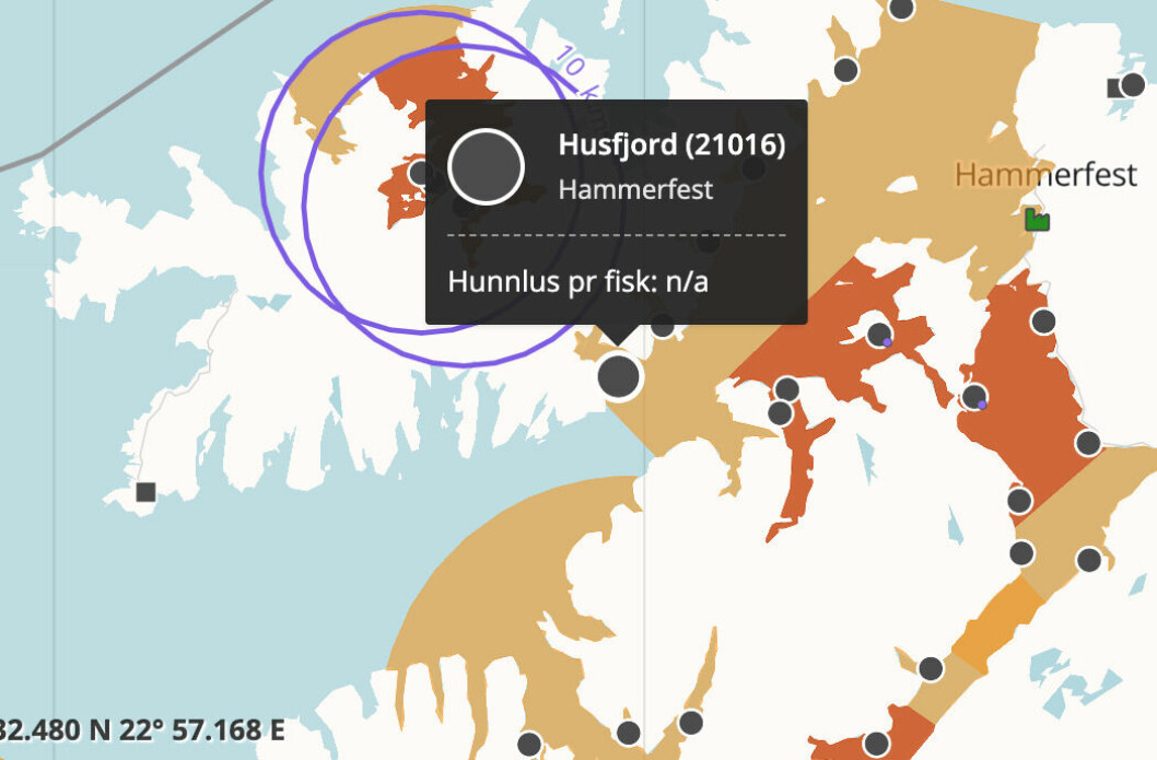 Lokalitet Husfjord ligger i ytre del av Husfjord i Hammerfest kommune. Skjermdump fra Barentswatch.