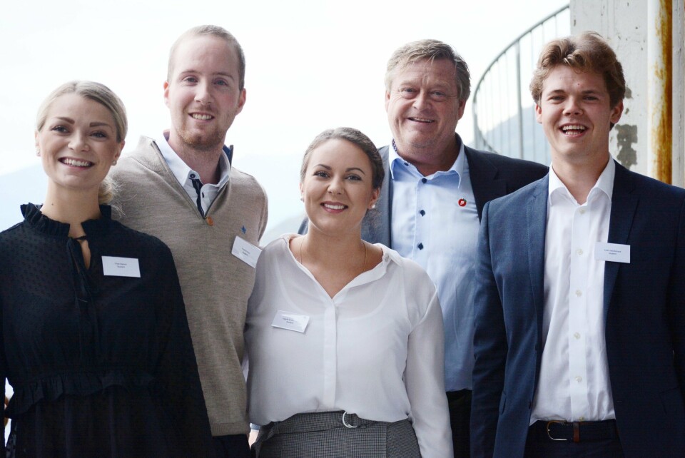 MarinVoice vant årets Marin bootcamp-konkurranse og fikk tildelt premie av den nye fiskeriministeren Harald Nesvik. F.v Trine Hamre, Fredrik Kvist, Ingvild Kindlihagen, fiskeriminister Harald Nesvik, og Endre Nordstrand. Foto: Sett Sjøbein.