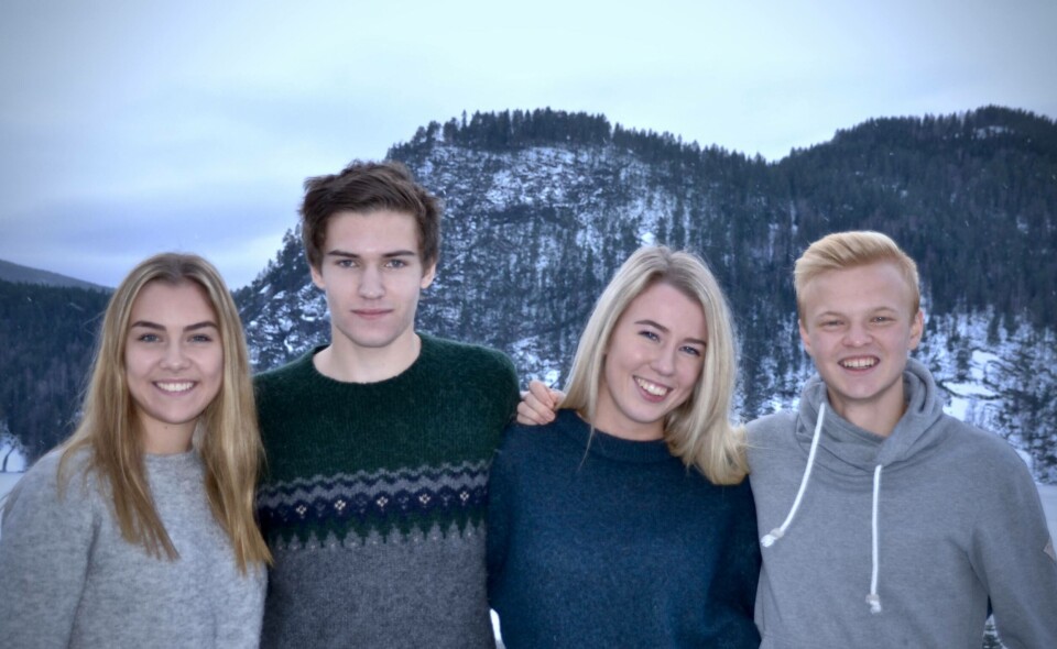 Studentene (f.v) Elisabeth Tørre Særsland Daniel Myrene, Marthe Aunevik og Kristian Sletner har utviklet en egen taresnacks. Foto: Privat.