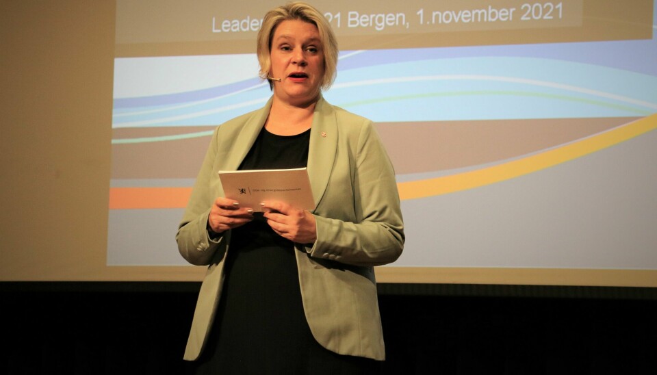 Arbeidsminister Marte Mjøs Persen (Ap) vil se på permitteringsreglene i havbruksnæringen.