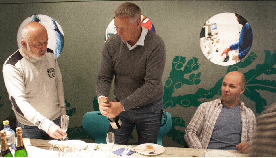 Nils Ragnar Skjørholm, avdelings leder Kleiva, Ørjan Olsen, faglærer akva og Rolf-Arne Reinholdtsen, Eidsfjord Sjøfarm spretter champagnen for utsettet av skolelaksen.