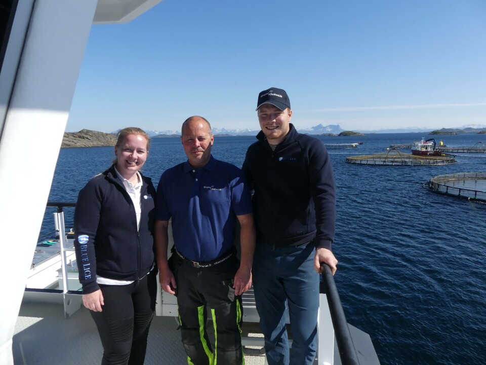 Karoline Sjødal Olsen, daglig leder i Blue Lice, sammen med Roy Elvebekk, driftsleder på lokaliteten og Steffen Jakobsen, forretningsutvikler i Blue Lice. Foto: Ole Andreas Drønen