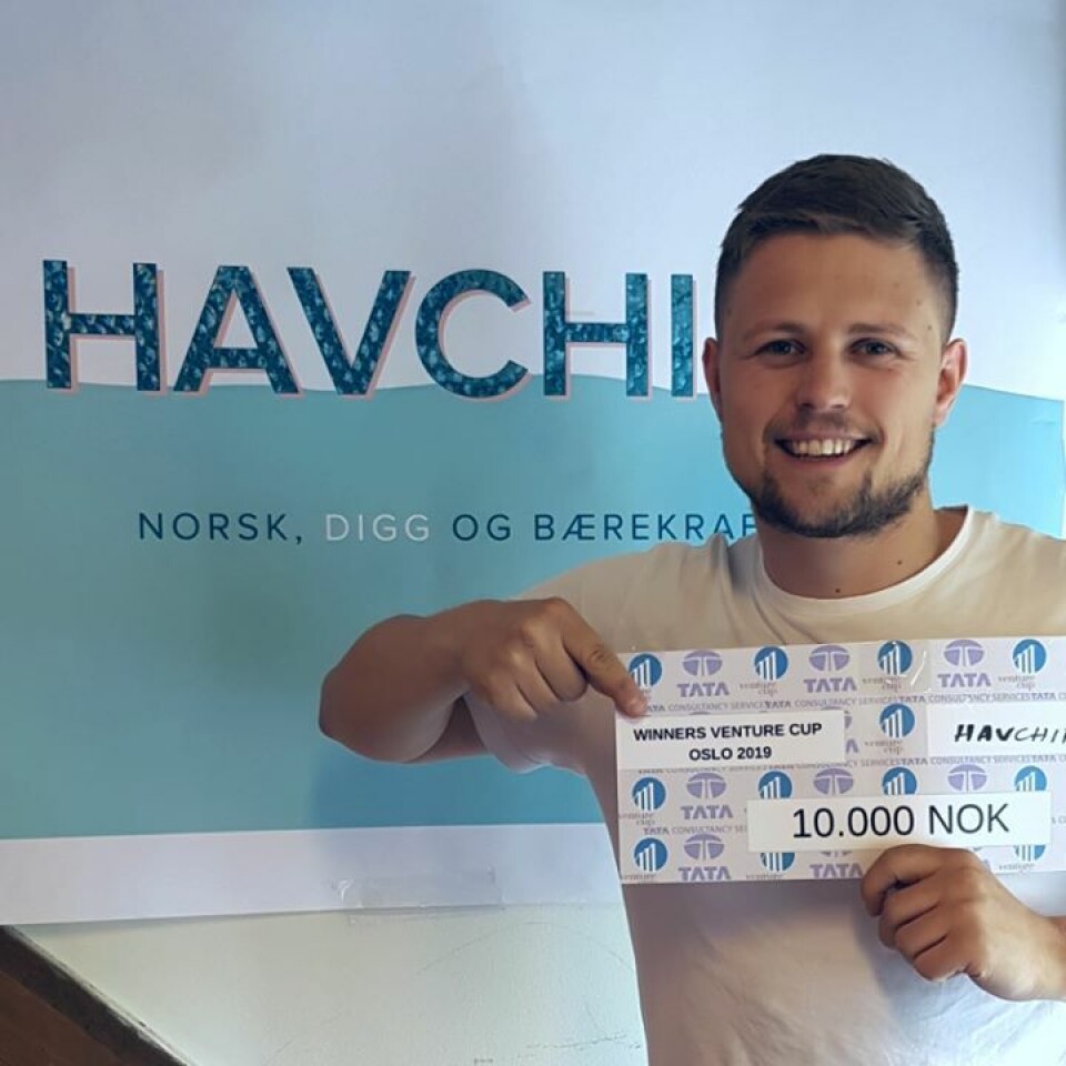Daglig leder Oscar Amlie er en av de som kom på idèen om å gjøre nytte av lakseskinn. Foto: HavChips