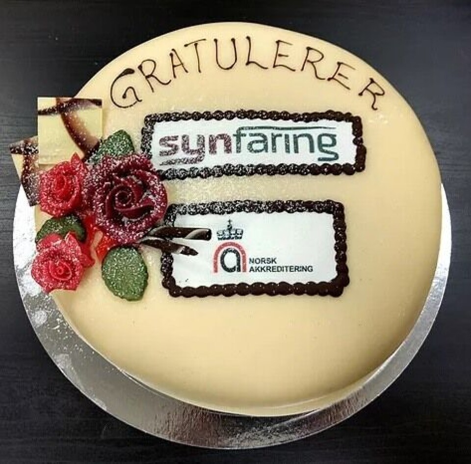 At akkrediteringen rettet mot havbruk gikk i boks, ble selvsagt feiret med kake. Foto: Synfaring AS. At akkrediteringen rettet mot havbruk gikk i boks, ble selvsagt feiret med kake. Foto: Synfaring AS.