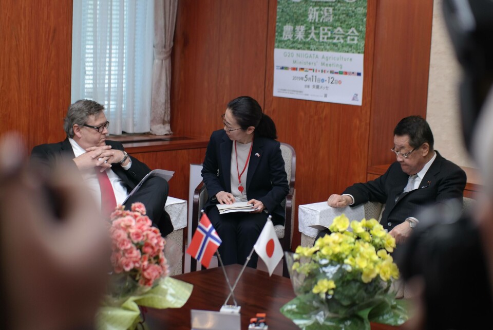 Harald T. Nesvik diskuterer fram handelsavtale med Japans fiskeriminister Takamori Yoshikawa. Foto: Nærings- og fiskeridepartementet