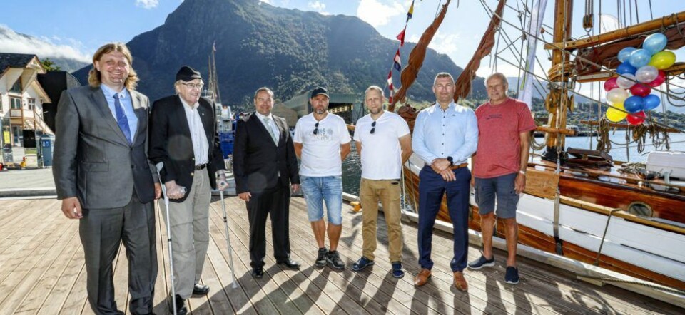 Green Ships Design, eigd og drive av Magnar Hellesøy (t.v.), er no kravd konkurs av tilsett Jan Evald Såtendal (nr. to frå høgre). Biletet er tatt på presentasjonen av styre, tilsette og støttespelarar på opningsdagen. Foto: Håvard Sætrevik, Grenda Lokalavis.