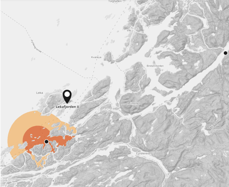 Lokaliteten Båfjordstranda til Emilsen Fisk er nå slaktet ut. Den andre lokaliteten deres Lekafjorden 2, ligger i nærområdet og står nå for tur. Det oransje på bildet illustrerer en ILA-bekjempelsessone. Illustrasjon: Barentwatch.