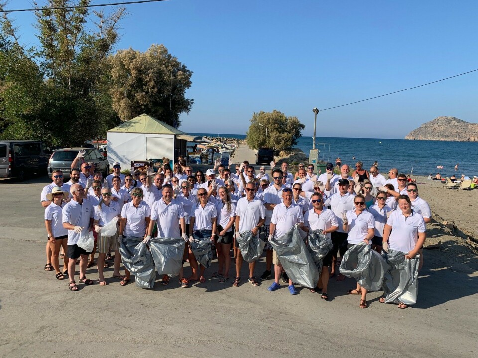 I går ettermiddag samlet 120 deltakere seg fra Aqua Training settefisk-konferansen for å redusere fotavtrykket på strendene på Kreta. Foto: Aqua Gen.