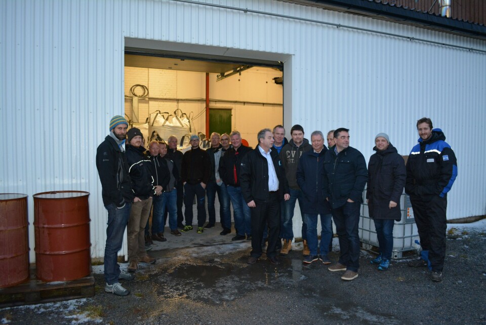 Seminardeltagerne foran lager med tørket slam. Foto: Sterner.