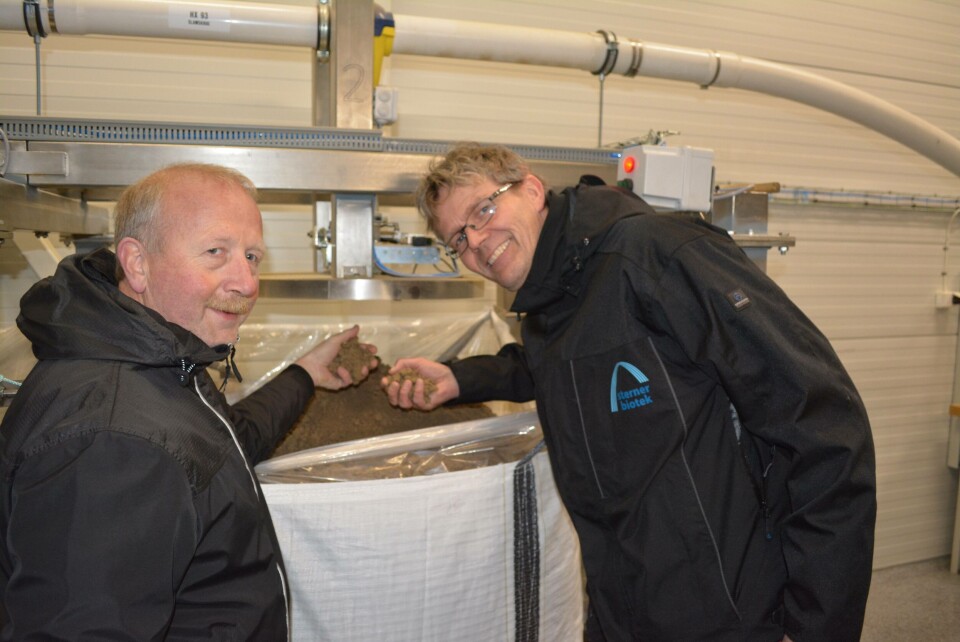 Robert Eliassen og Georg Reinås undersøker ferdig produkt. Foto: Sterner. Robert Eliassen og Georg Reinås undersøker ferdig produkt. Foto: Sterner.